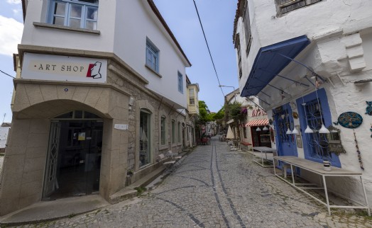 Alaçatı'da tabeladan tenteye kadar ortak tasarım dönemi