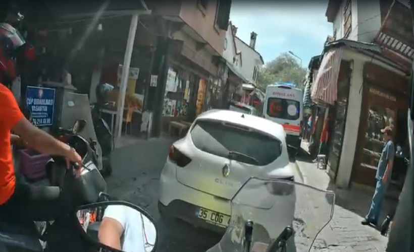 Ambulansa park engeli: Hastaya ulaşmak için kaldırıma çıktı! O anlar kamerada...