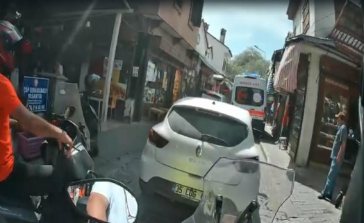 Ambulansa park engeli: Hastaya ulaşmak için kaldırıma çıktı! O anlar kamerada...