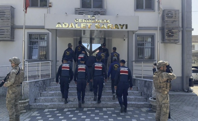 Annesini odunla başına vurup öldüren caninin arkadaşı da tutuklandı