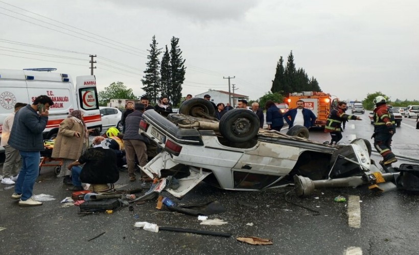 Aydın'da korkutan kaza! Otomobil sinyalizasyon direğine çarpıp takla attı: 6 yaralı