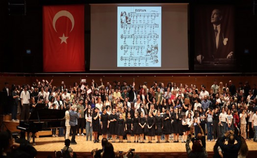 Binlerce koro sanatçısı büyük finalle ödüllerini aldı