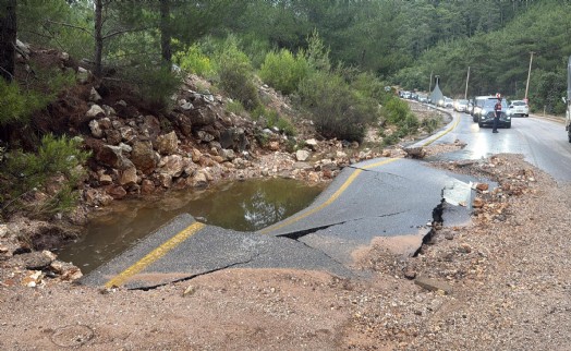 Bodrum'da ana su isale hattı patladı, uzun araç kuyrukları oluştu
