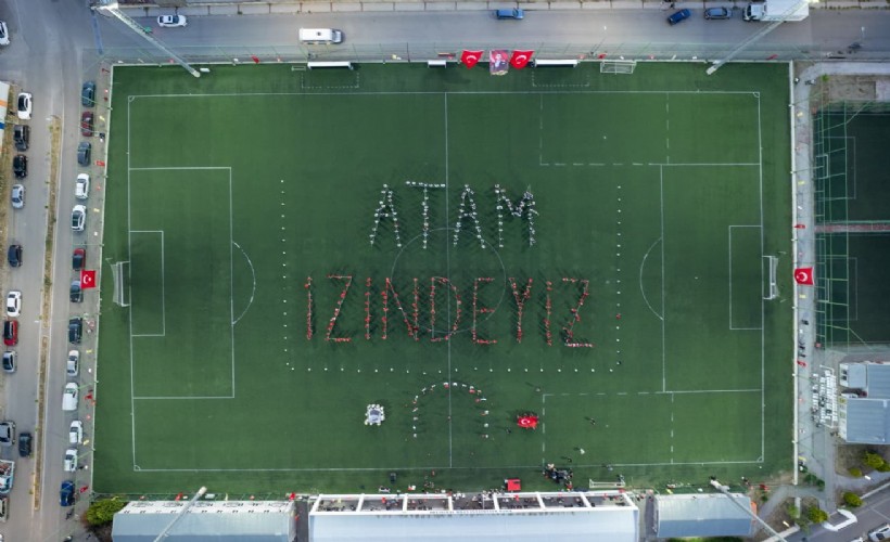 Buca’da yüzlerce kişi 'Atam İzindeyiz' yazdı