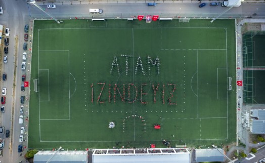 Buca'da yüzlerce kişi 'Atam İzindeyiz' yazdı
