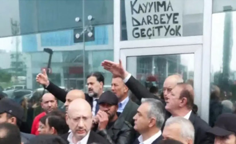 CHP Genel Merkezi önünde arbede çıktı: Kılıçdaroğlu'na yakın vekiller kapının önünde!