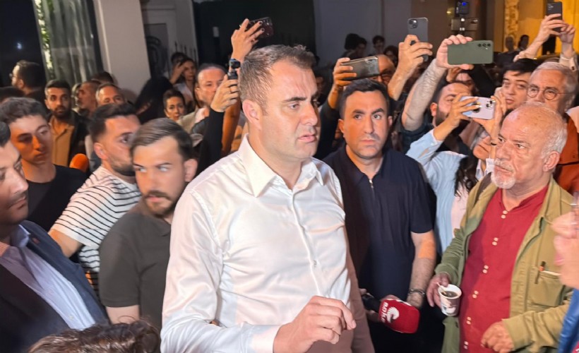 CHP İzmir İl Binası önünde gergin anlar!