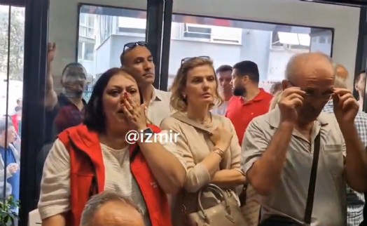 CHP İzmir il binasında duygusal anlar: Gözler Genel Merkez'deydi, gözyaşları sel oldu
