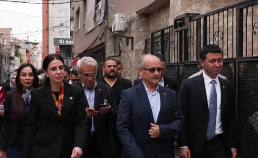 CHP'li vekil Bayraklı'da esnafı dinledi: Bu sefer CHP'ye oy vereceğim