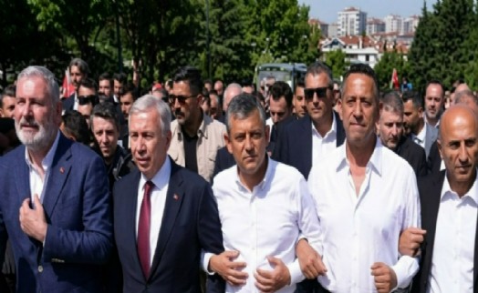 CHP'liler Özgür Özel öncülüğünde Anıtkabir'e yürüdü