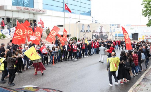 Çiğli'de 1 Mayıs coşkusu: Başkan Yıldız emekçilerle omuz omuza