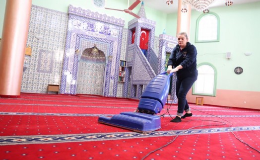 Çiğli'de bayram öncesi ibadethanelerde kapsamlı temizlik