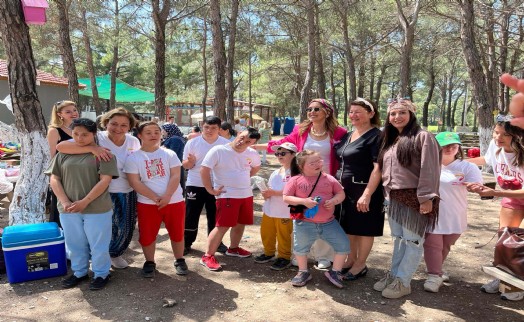Down sendromlu çocuklar örgü defileli etkinlikte buluştu