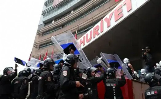 Dünya ajansları Ankara'yı böyle duyurdu: CHP Genel Merkezi'nde gazlı müdahale