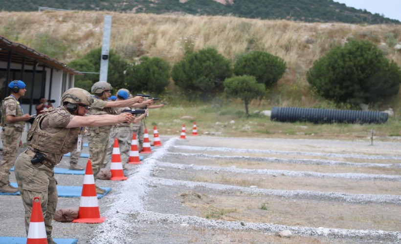 Foça'da 'Jandarma Piyade Tüfeği ve Tabanca Atış Yarışması' başladı
