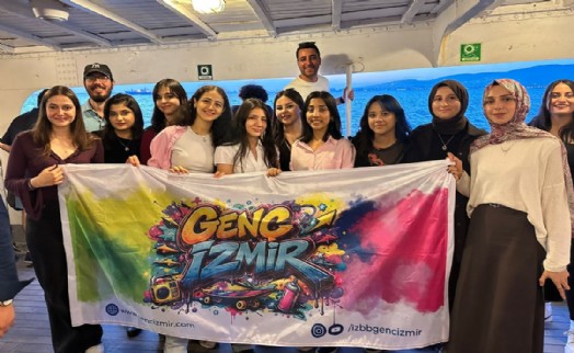 Genç İzmir gönüllüleri, Bergama Vapuru'nda buluştu