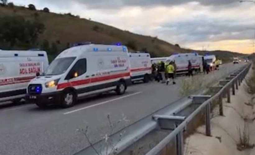 İzmir'e giden yolcu otobüsü devrildi: 25 kişi yaralandı!