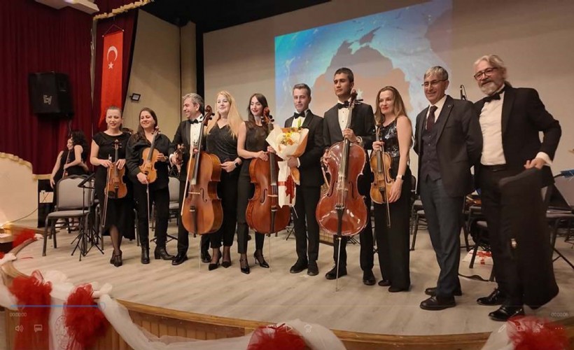 İzmir Maarif Orkestrası ve Korosu, şarkılarını Foçalılar için seslendirdi