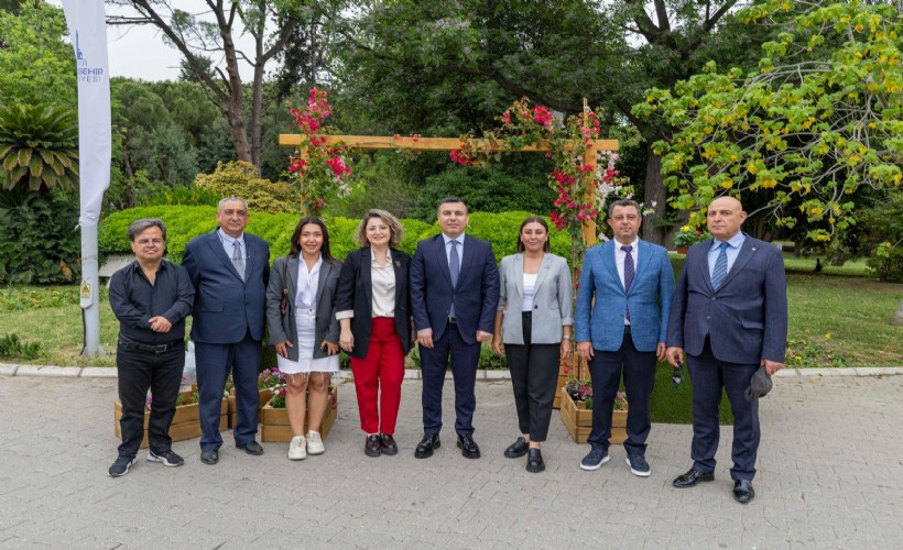 İzmir çiçek açtı, her yer rengrenk!