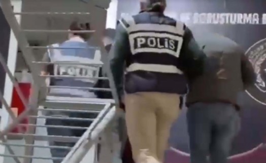 İzmir'de uyuşturucu baskını: 3 gözaltı