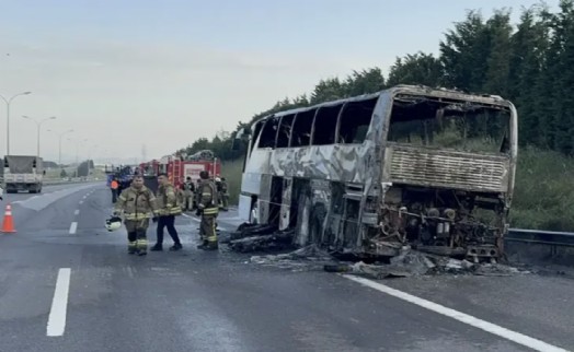 İzmir'den İstanbul'a giden otobüs alev alev yandı!