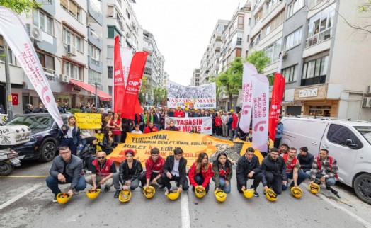 İzmir'de 1 Mayıs Gündoğdu Meydanı'nda kutlandı... CHP'den madencilere baretli destek