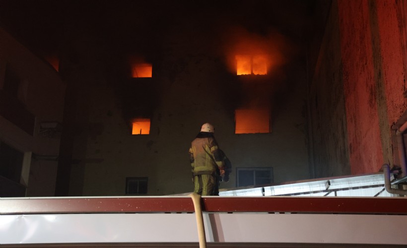 İzmir’de 5 katlı ayakkabı imalathanesinde yangın! 5 saat sonra söndürüldü