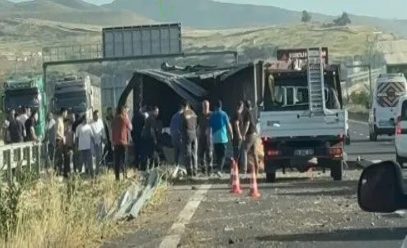 İzmir’de lastiği patlayan TIR, bariyerlere çarpıp devrildi: 2 ölü