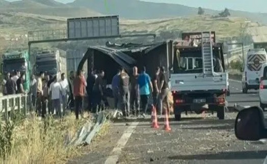 İzmir'de lastiği patlayan TIR, bariyerlere çarpıp devrildi: 2 ölü