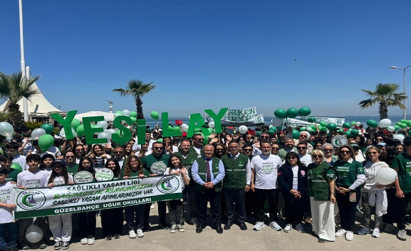 İzmir’de öğrencilerden sağlıklı yaşam için yürüyüşü