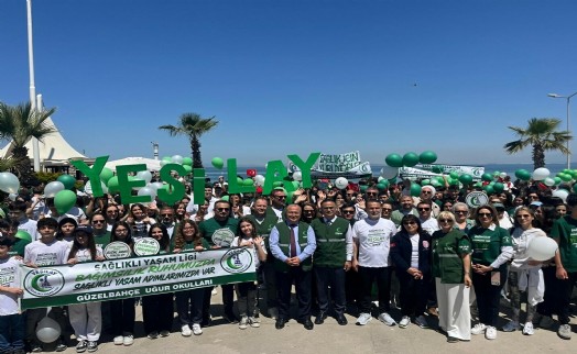 İzmir'de öğrencilerden sağlıklı yaşam için yürüyüşü