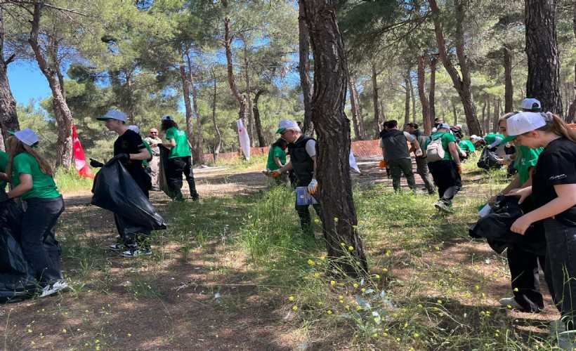İzmir’de ortaokul ve lise öğrencileri ormandaki çöpleri temizledi