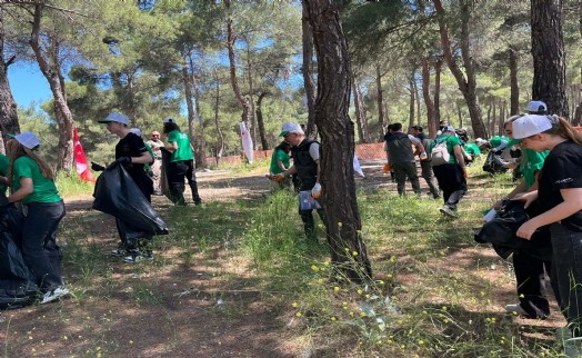 İzmir'de ortaokul ve lise öğrencileri ormandaki çöpleri temizledi