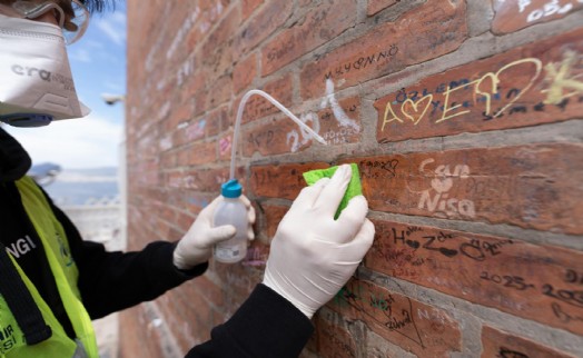 İzmir'in hafızasını vandalizme karşı koruyorlar!