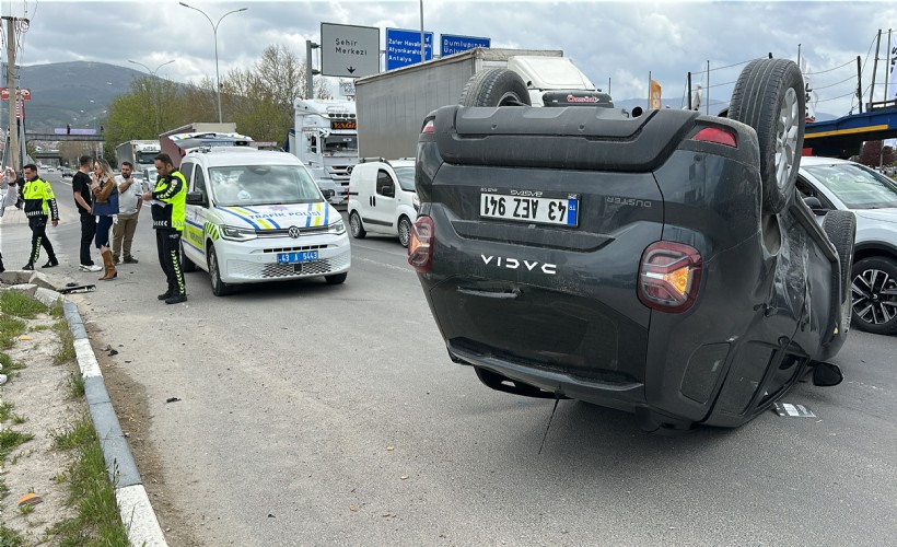 Kavşakta zincirleme kaza: 2’si çocuk 3 kişi yaralandı!