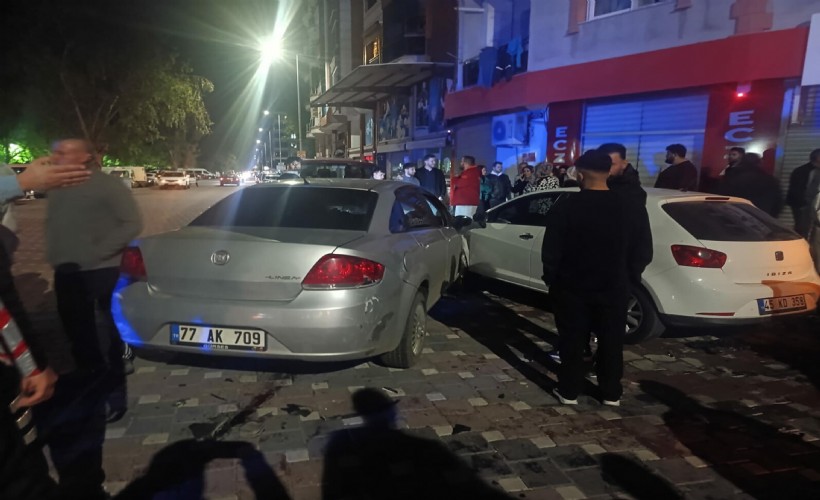 Kavşakta zincirleme kaza: 4 araç birbirine girdi!