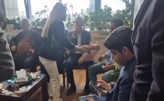 Kılıçdaroğlu ekibinden Genel Merkez'de çikolatalı kutlama!