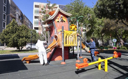 Konak'ın parklarında temizlik mesaisi