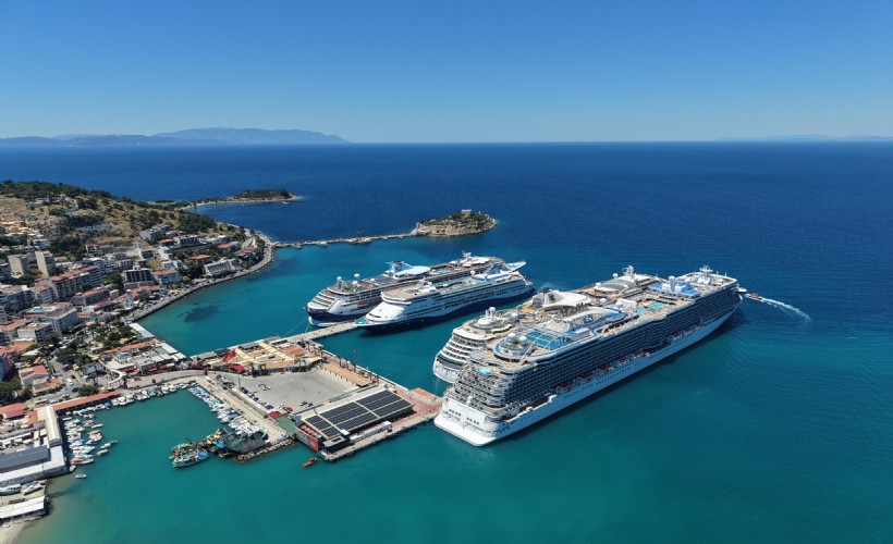 Kuşadası'na 4 kruvaziyer ile denizden 9 bin 125 turist geldi