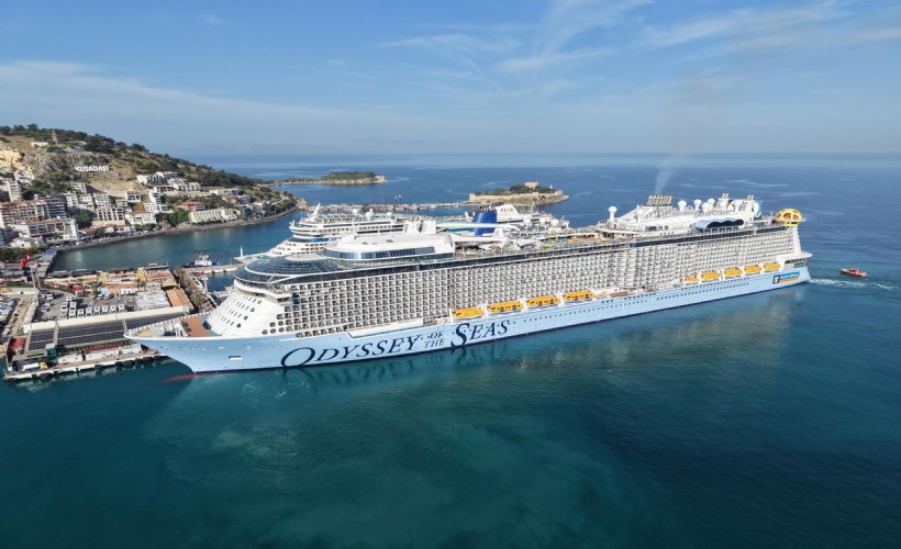 Kuşadası'na yine 10 bin turist denizden geldi!