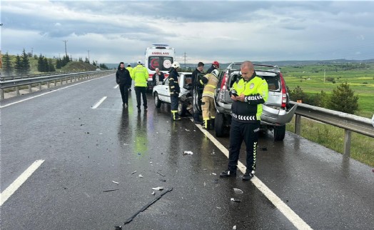 Kütahya'da 3 araçlı zincirleme kaza; 2 yaralı