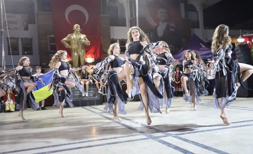 Menderes’te çiçek gibi festival gerçekleşti