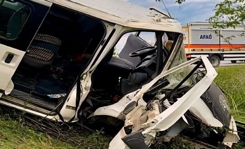 Minibüs ağaca çarptı: 2 yaralı