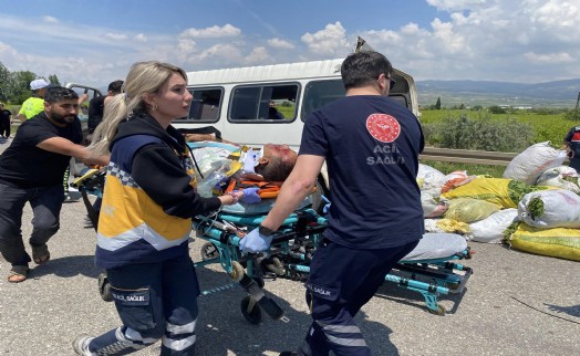 Minibüs, traktöre çarptı: 1 ölü, 3 ağır yaralı