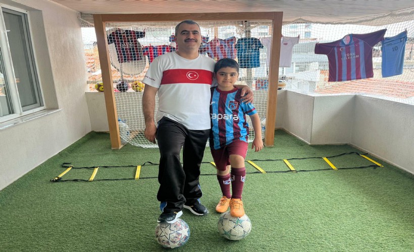 Oğlunun hayali için evinin balkonunun mini futbol sahasına çevirdi