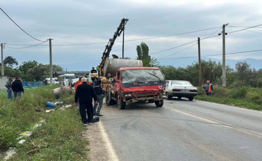 Otomobile çarpmamak için sürücüsünün manevra yaptığı kamyon devrildi! 5 yaralı