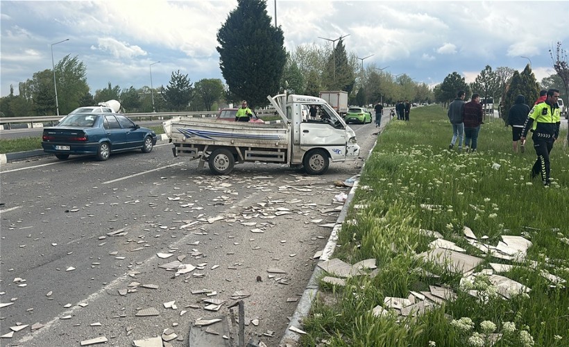 Otomobilin çarptığı kamyonetteki 2 kişi yaralandı