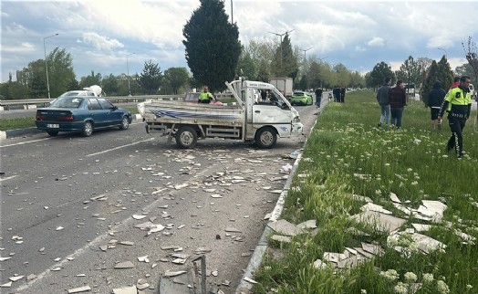 Otomobilin çarptığı kamyonetteki 2 kişi yaralandı
