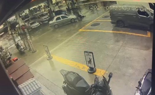 Otomobilin çarptığı yaya yaralandı, kaza kamerada
