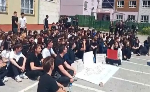 Oturma eylemi yapan öğrencilere disiplin soruşturması